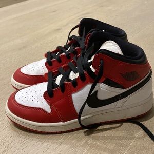 Chicago Jordan mids Us 5 kids. Gently used.